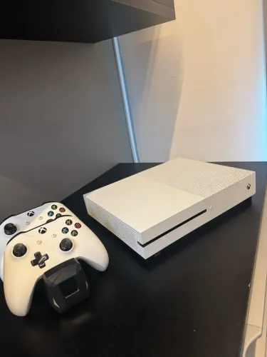 XBOX ONE S 1T - 2 Controles + base carregador