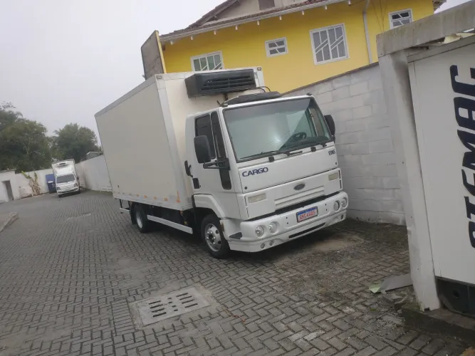 Ford cargo 816 ano 2013 com baú refrigerado