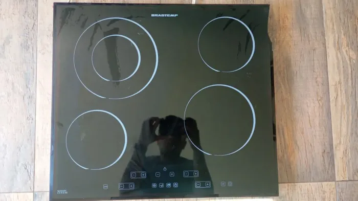 Cooktop de indução Brastemp 4 Bocas 220w com pequena avaria no lado direito
