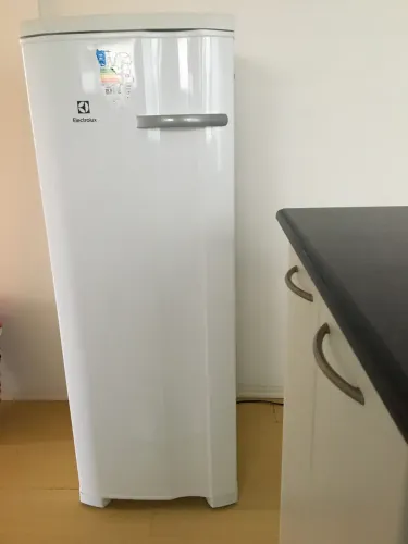 Freezer Vertical Electrolux 197L (modelo FE23) - Estado de Novo 