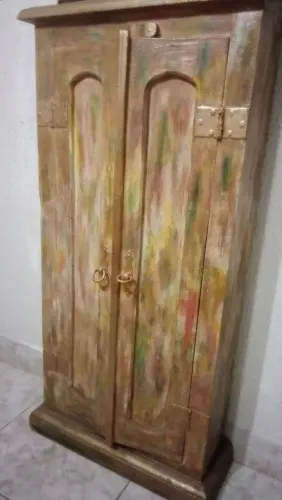Armário multifuncional rústico em madeira maciça com acabamento em pátina colorida.