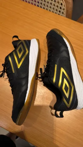Chuteira Umbro Pro 5 Bump Futsal Preta e Dourada - Seminova