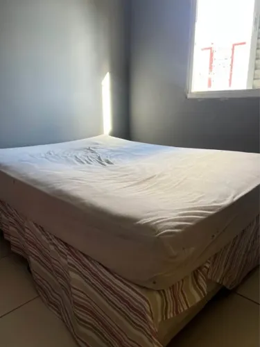 Vende-se cama box e colchão de casal