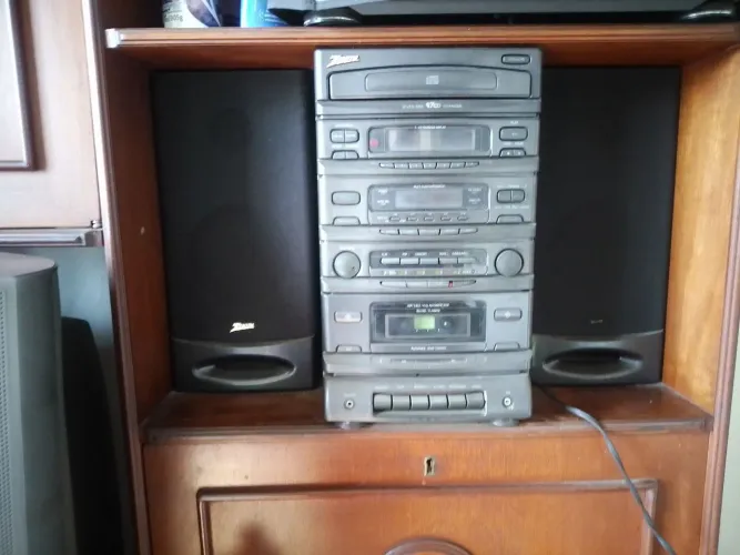 Vendendo um som antigo! Marca Zenith. Funcionando mais ou menos só o rádio.