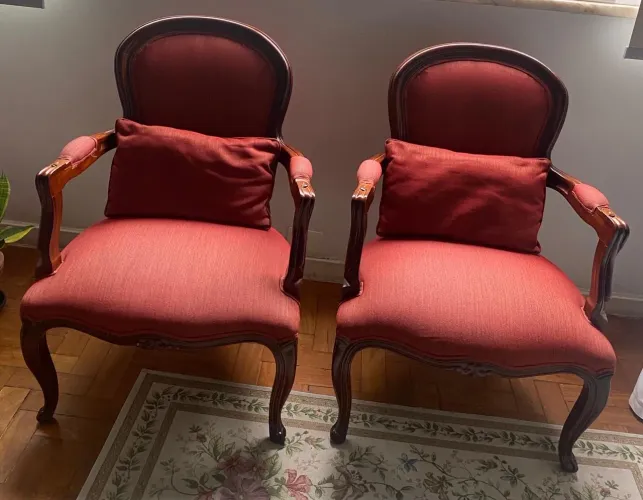 Par de Poltronas Estilo Luiz XV em Madeira Maciça - Clássicas e Elegantes