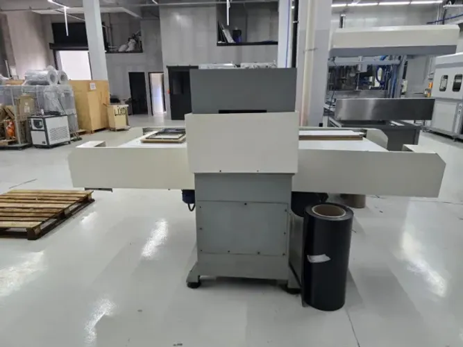 PRENSA HIDRÁULICA AUTOMÁTICA DE CORTE - 80 TONELADAS - DUPLA MESA