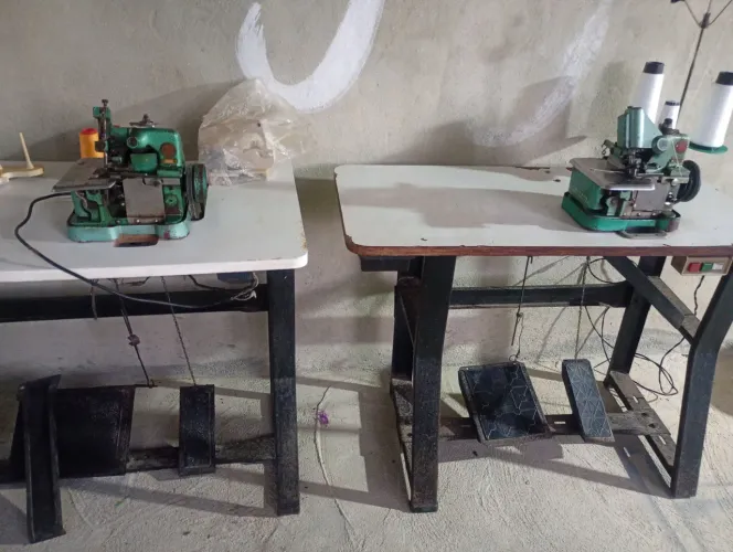 Máquina overlock precisando de manutenção 500 as duas