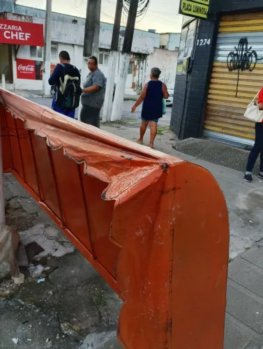 TOLDO DE PLÁSTICO EM BOM ESTADO, MEDINDO 3,70x1,20 DE LARGURA.