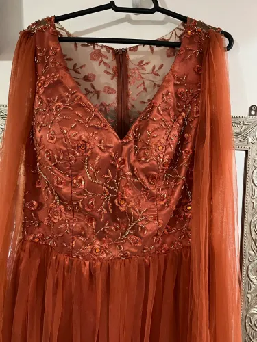 Lindo vestido festa com delicado bordado terracota/ laranja queimado