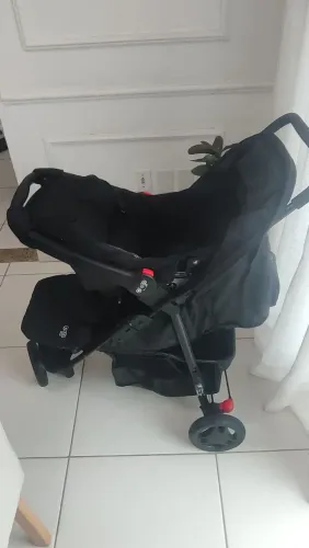 Carrinho + bebê conforto removível Cosco