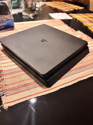PlayStation 4 , 1 controle e jogos.