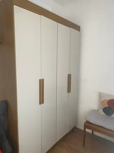 Guarda-roupa de 4 portas com duas gavetas