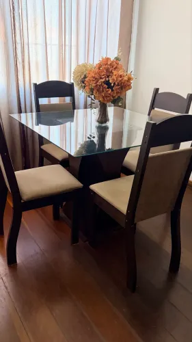 Mesa com 4 cadeiras 