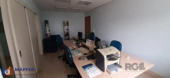 Sala comercial para Comprar com 1 vaga na Cristóvão Colombo.