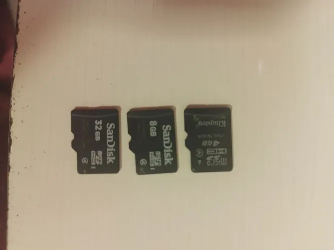 Kit com 3 cartões MicroSD SanDisk e Kingston (32 GB, 8 GB e 4 GB)