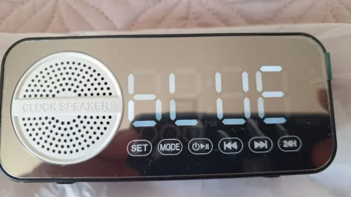 Mini radio relógio digital a bateria recarregável pendrive USB, micro SD card e Bluetooth 