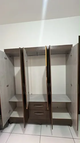 Guarda roupa 6 portas bem conservado