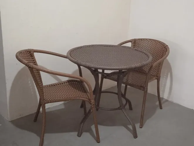 Mesa e cadeiras em alumínio e fibra sintética 