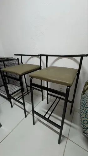 Banquetas de ferro com assentos acolchoados