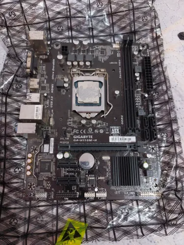 Vendo placa mãe GA-H110M incluso com Processador Intel Pentium G4560