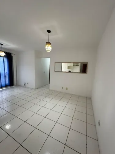 Aluga-se apartamento terreo com 03 quartos
