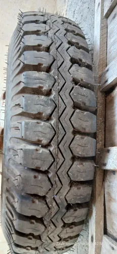 Vende-se pneu para caminhão.