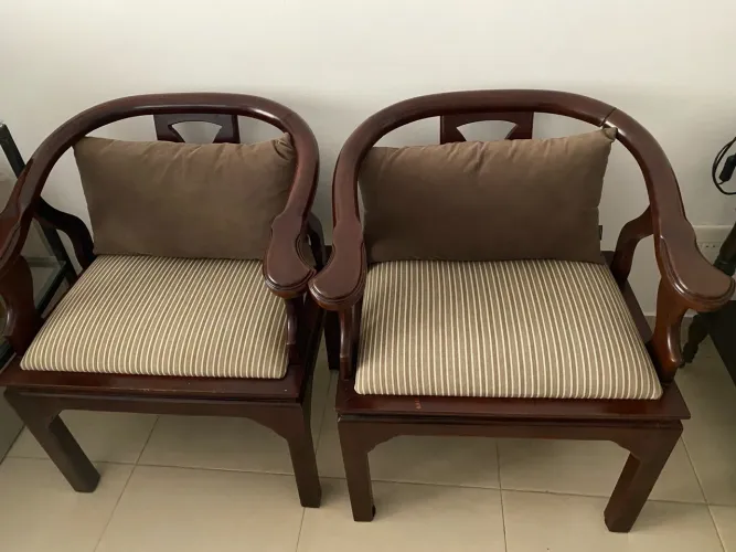 Par de cadeiras estilo colonial