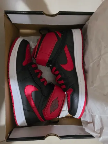 Nike Air Jordan 1 High FlyEase na clássica colorway "Bred"