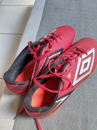 Chuteira Umbro tamanho 43