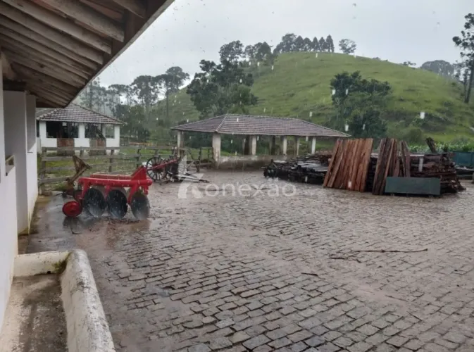 Fazenda de 84,700 hectares com casa colonial e cachoeira em Lagoinha/SP.
