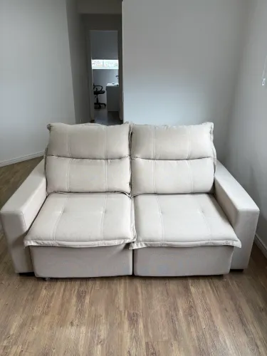 Sofá 2 lugares na cor bege, retrátil, reclinável no tecido linho