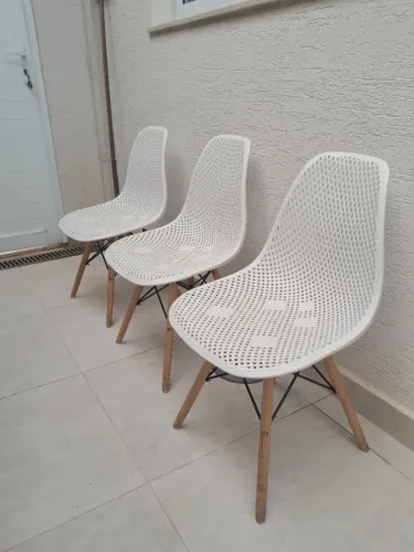 3 Cadeiras Colmeia Branca e Madeira - Pequeno defeito
