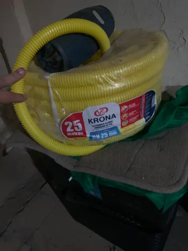 Eletroduto corrugado novo e ainda plastificado.