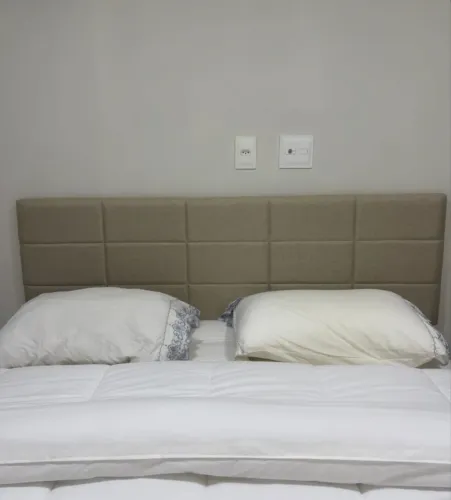 Cabeceira de cama em linho marca TokStok