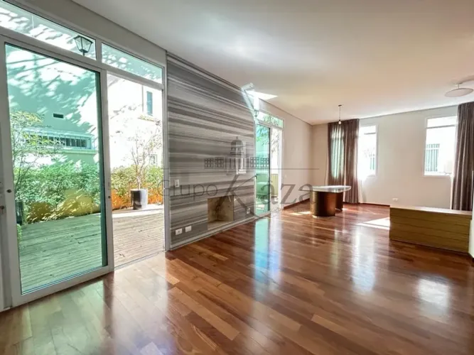 Casa em Condomínio - Brooklin - 3 Suítes - 392m².