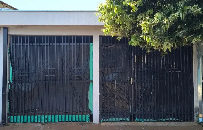 Casa com 4 cômodos e mais garagem e lavanderia, corredor e quintal pequeno
