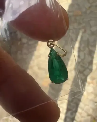 Pingente de gota de Esmeralda no ouro18k, alta qualidade.