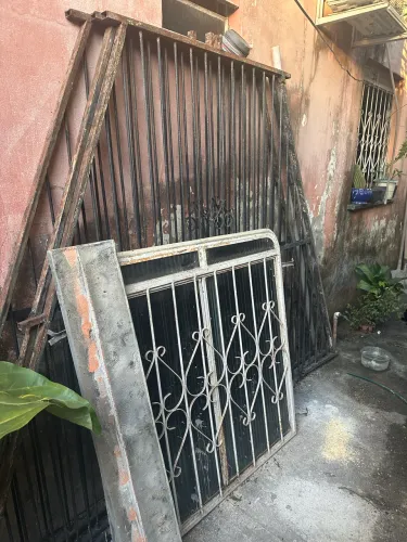 Grades, janelas e porta