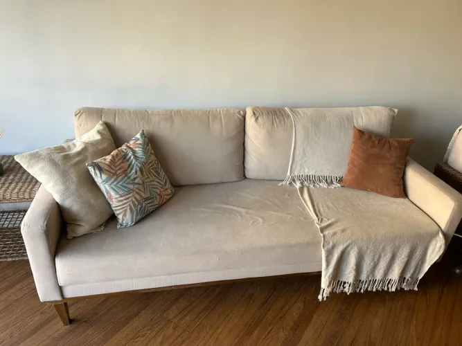 Sofá 3 lugares elegante 