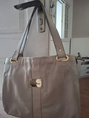 Bolsa bege, em couro da Tomás Rabelo