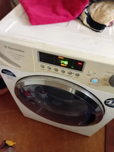 Máquina de lavar lava e seca Electrolux 9kg