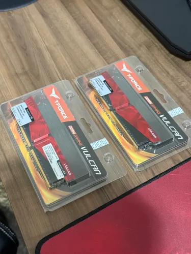 Memoria RAM Team Group T-Force Vulcan 8gb DDR4 3200 vermelha