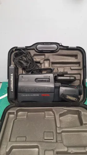 Panasonic Omnimovie VHS HQ é uma filmadora analógica