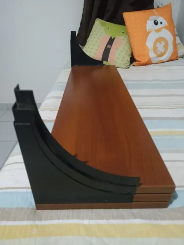 Prateleiras de madeira
