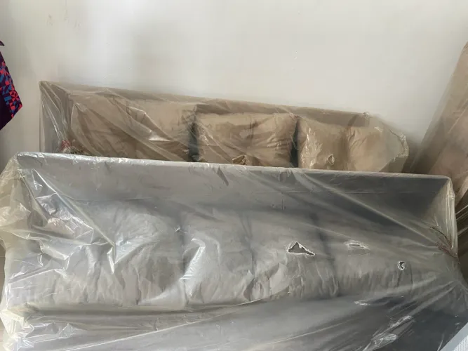 Sofá cama cinza com recosto