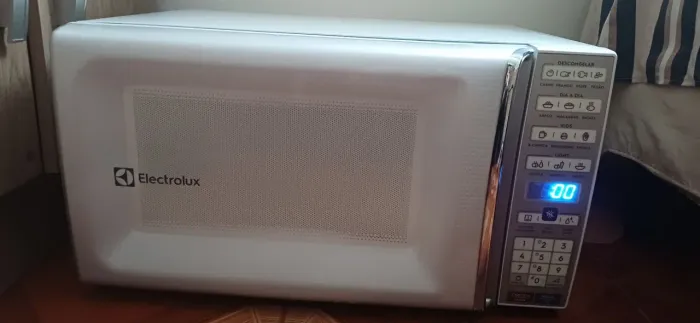 Micro-ondas branco da ELECTROLUX