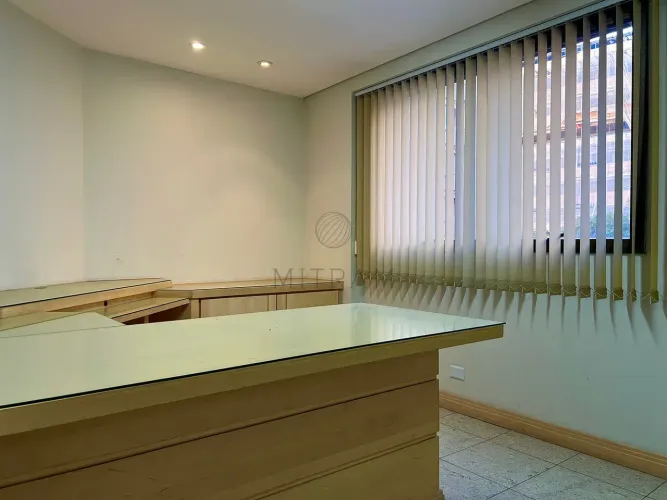 Sala comercial com 2 banheiros e 1 vaga no Centro Cívico
