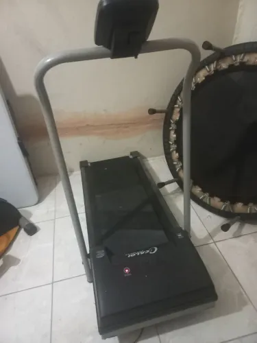 Vendo esteira ergometrica calor em bom estado de conservação, acende luzes MAS NÃO LIGA.
