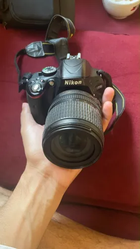 ? Nikon D5100 + lente + acessórios Nikon D5100 DSLR em excelente estado de conservação.