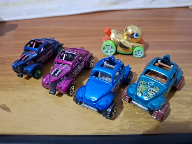 5 HotWheels diversos (base metal) com 1 T-Hunt